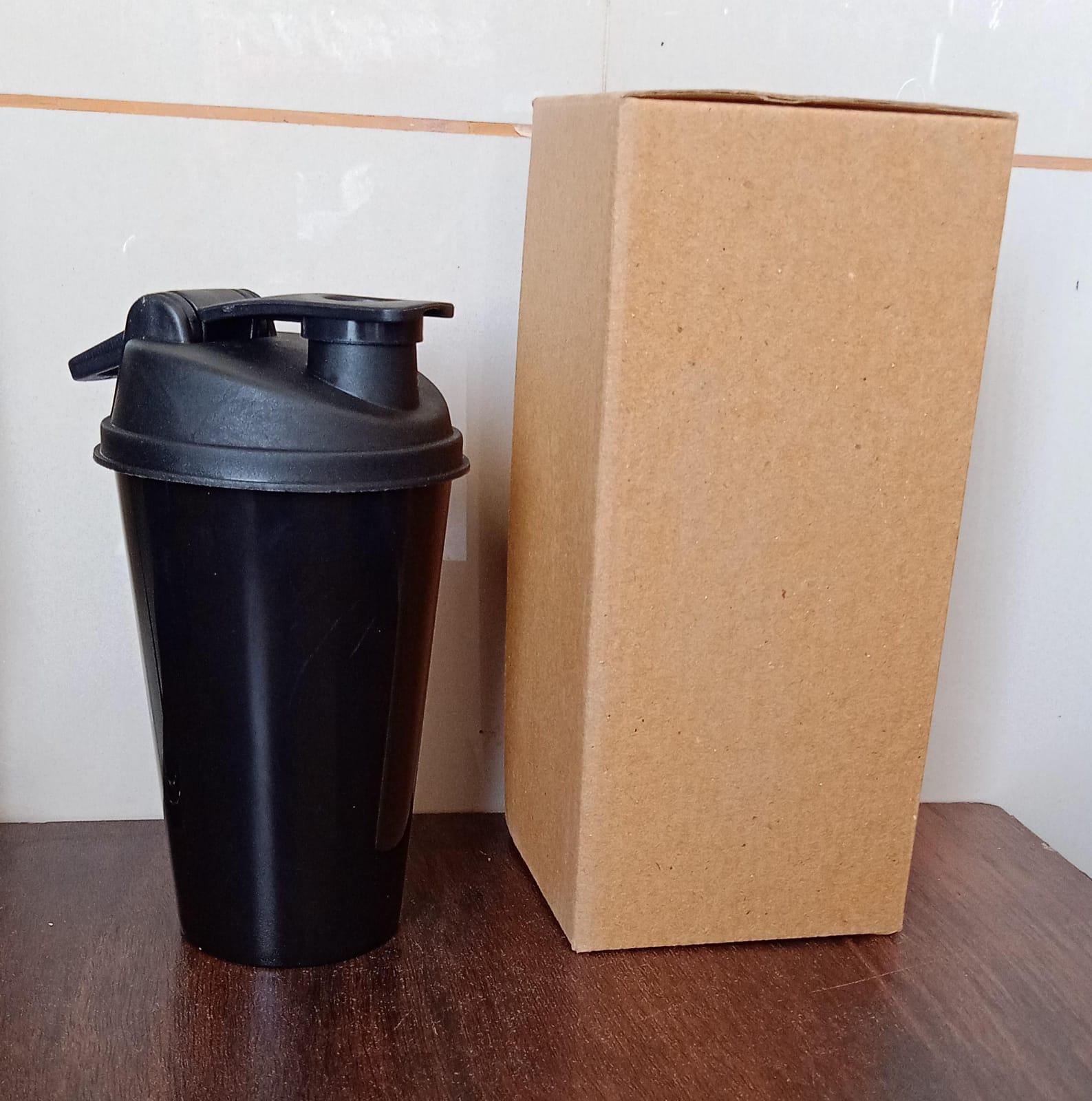 Leak-proof shaker bottle with flip lid, ideal for protein shakes and pre-workout, BPA free. Leak-proof shaker bottle with flip lid, ideal for protein shakes and pre-workout, BPA free.
